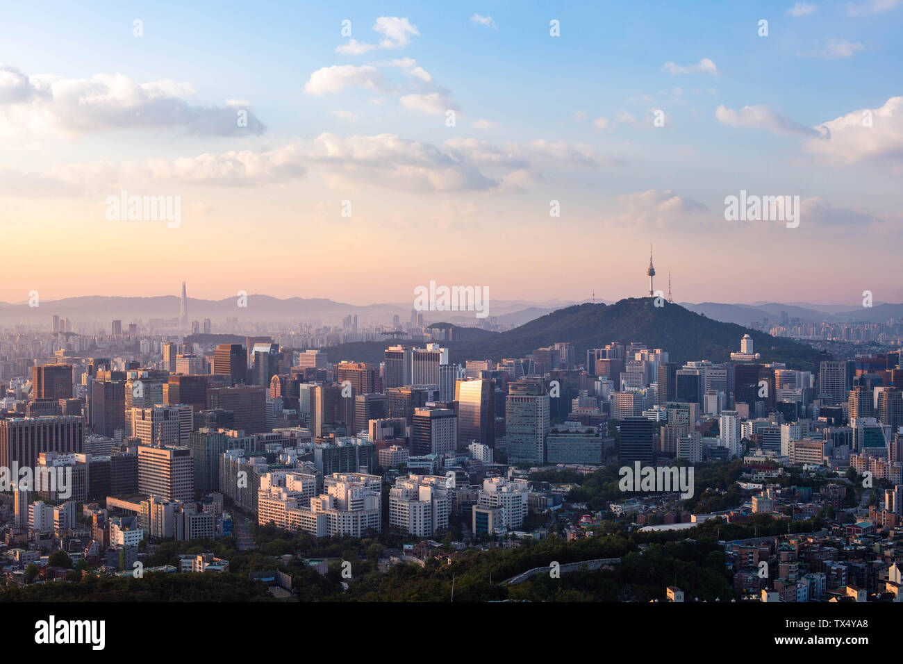 Seoul City Skyline et Tour N de Séoul à Séoul le matin, la Corée du Sud. Banque D'Images