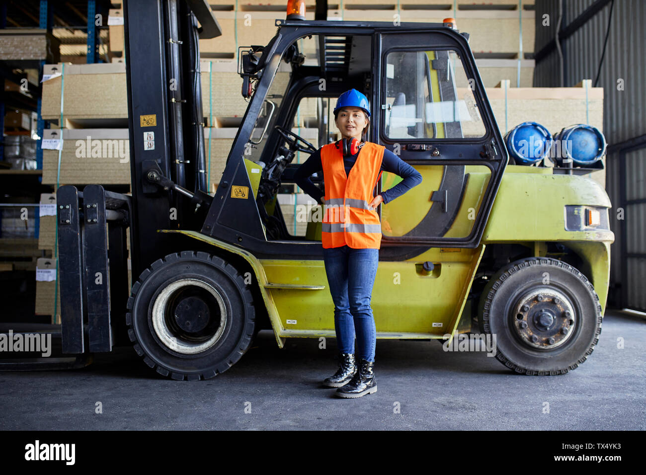 Portrait of female worker au chariot élévateur en usine Banque D'Images