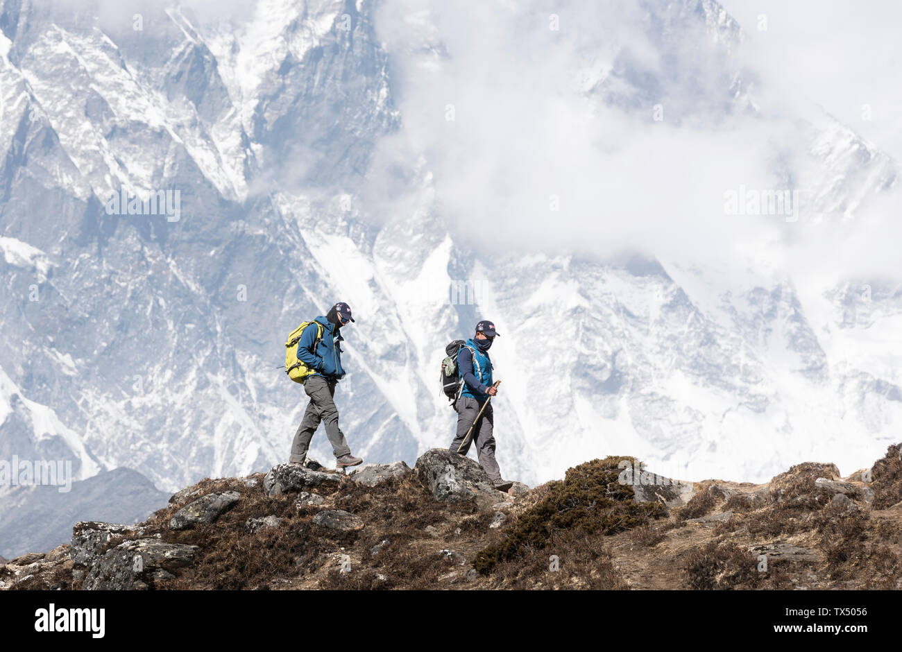 Solo Khumbu, Népal, Everest, alpiniste et sherpa marche dans la montagne Banque D'Images