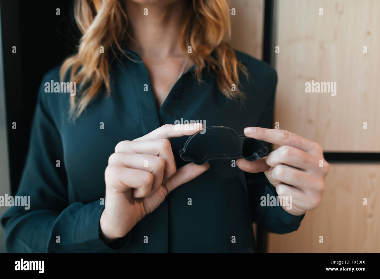 Businesswoman holding forme voiture Banque D'Images