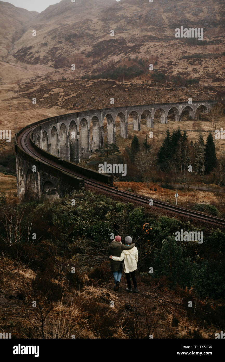 Royaume-uni, Ecosse, Highland, viaduc de Glenfinnan, vue arrière du female friends looking at view Banque D'Images Royaume-uni, Ecosse, Highland, viaduc de Glenfinnan, vue arrière du female friends looking at view Banque D'Images