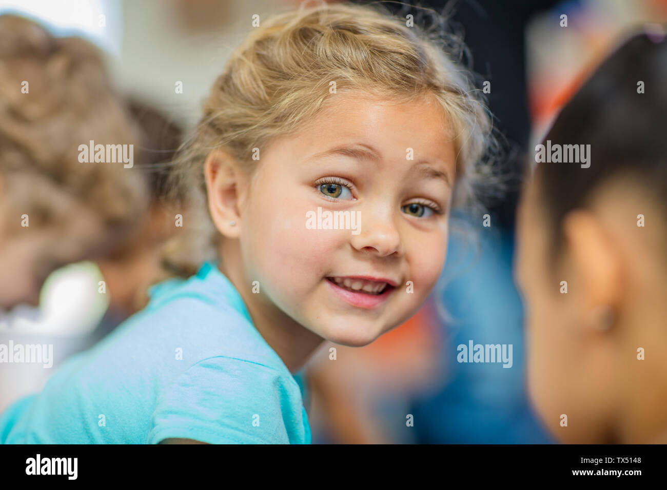 Portrait of smiling girl in Kindergarten Banque D'Images