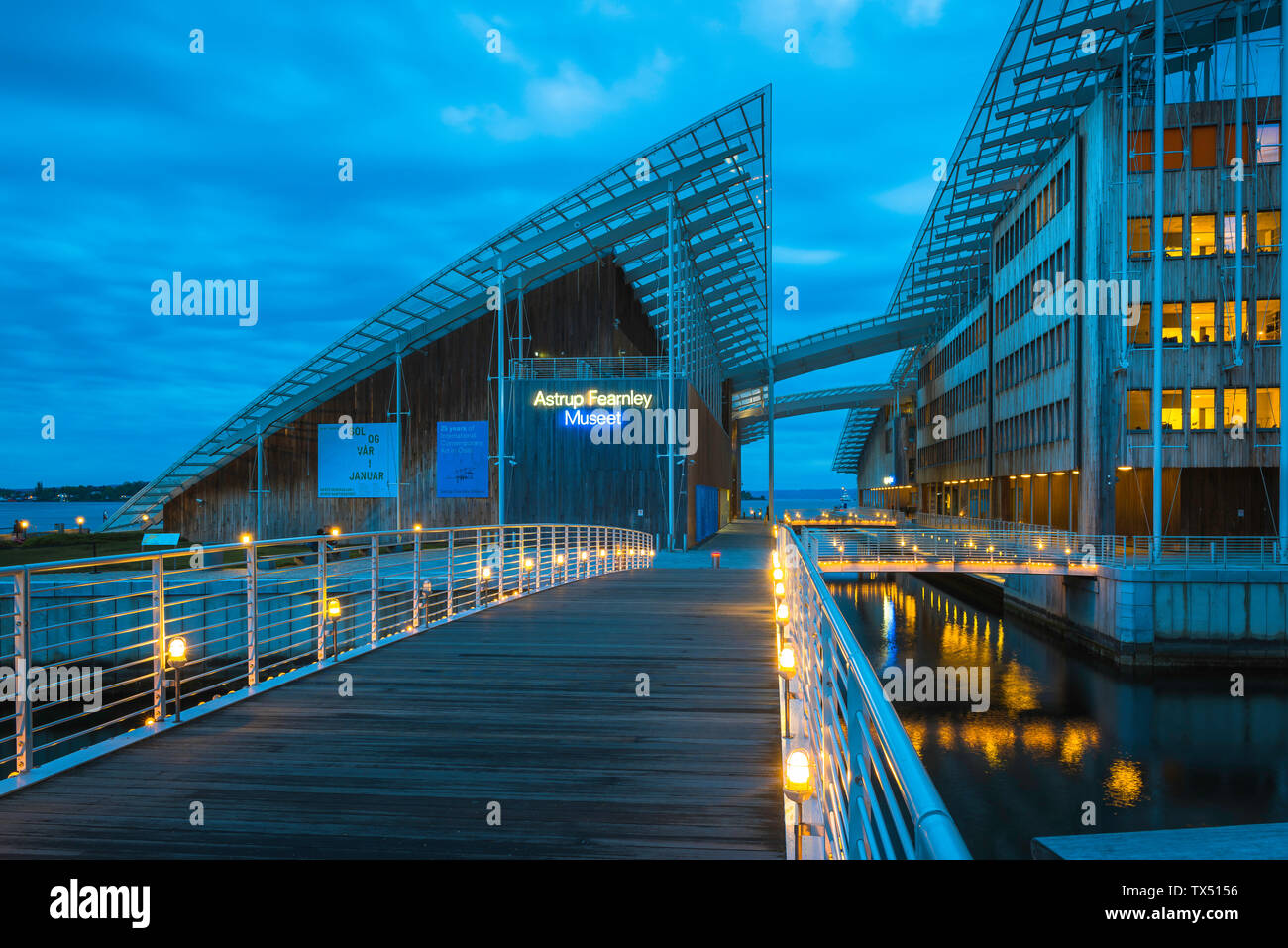 Renzo Piano, vue de nuit de l'Astrup Fearnley Museet bâtiment conçu par Renzo Piano situé sur l'île de Tjuvholmen à Oslo, Norvège Ville port. Banque D'Images