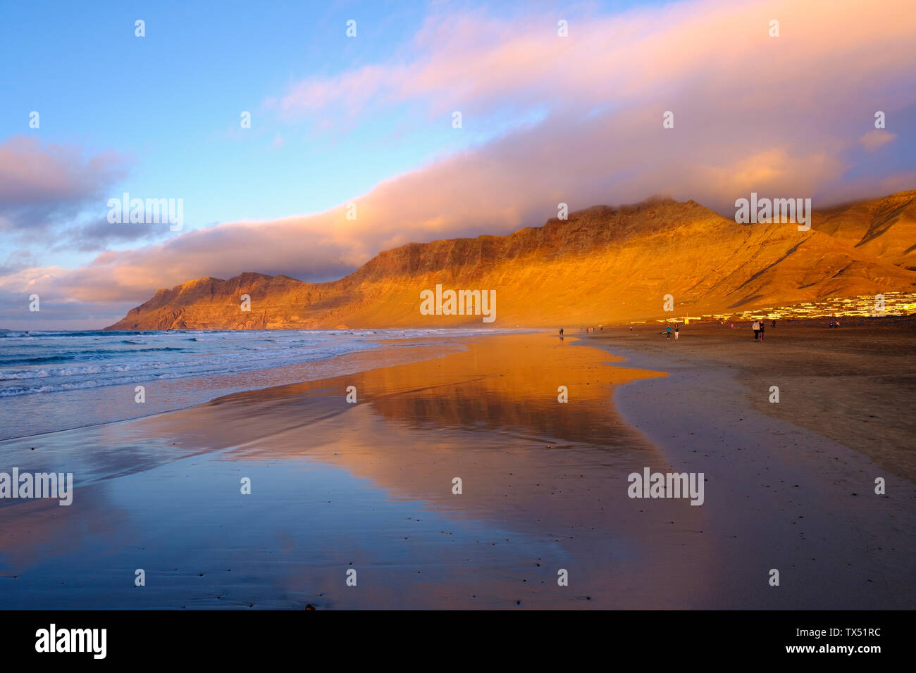 Espagne, Canaries, Lanzarote, Caleta de Famara, plage, dans la lumière du soir Banque D'Images