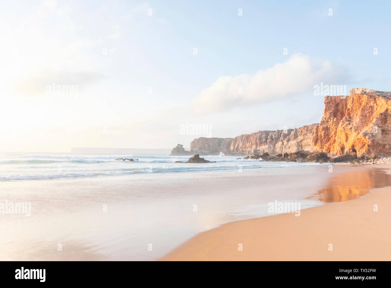 Portugal, Algarve, Lagos, Praia do Tonel, plage, mer et falaises rocheuses Banque D'Images