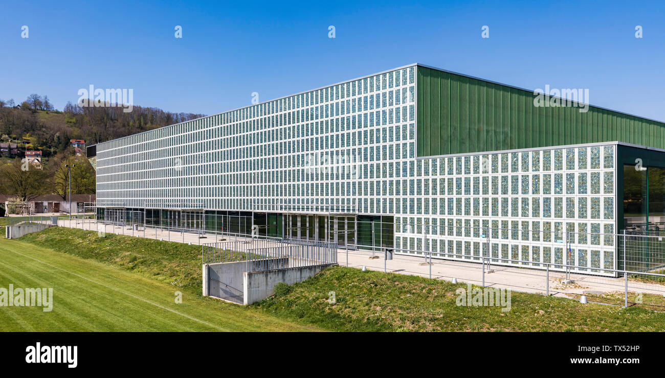 Allemagne, Tuebingen, Paul Horn-Arena Hall polyvalent moderne avec des panneaux solaires Banque D'Images