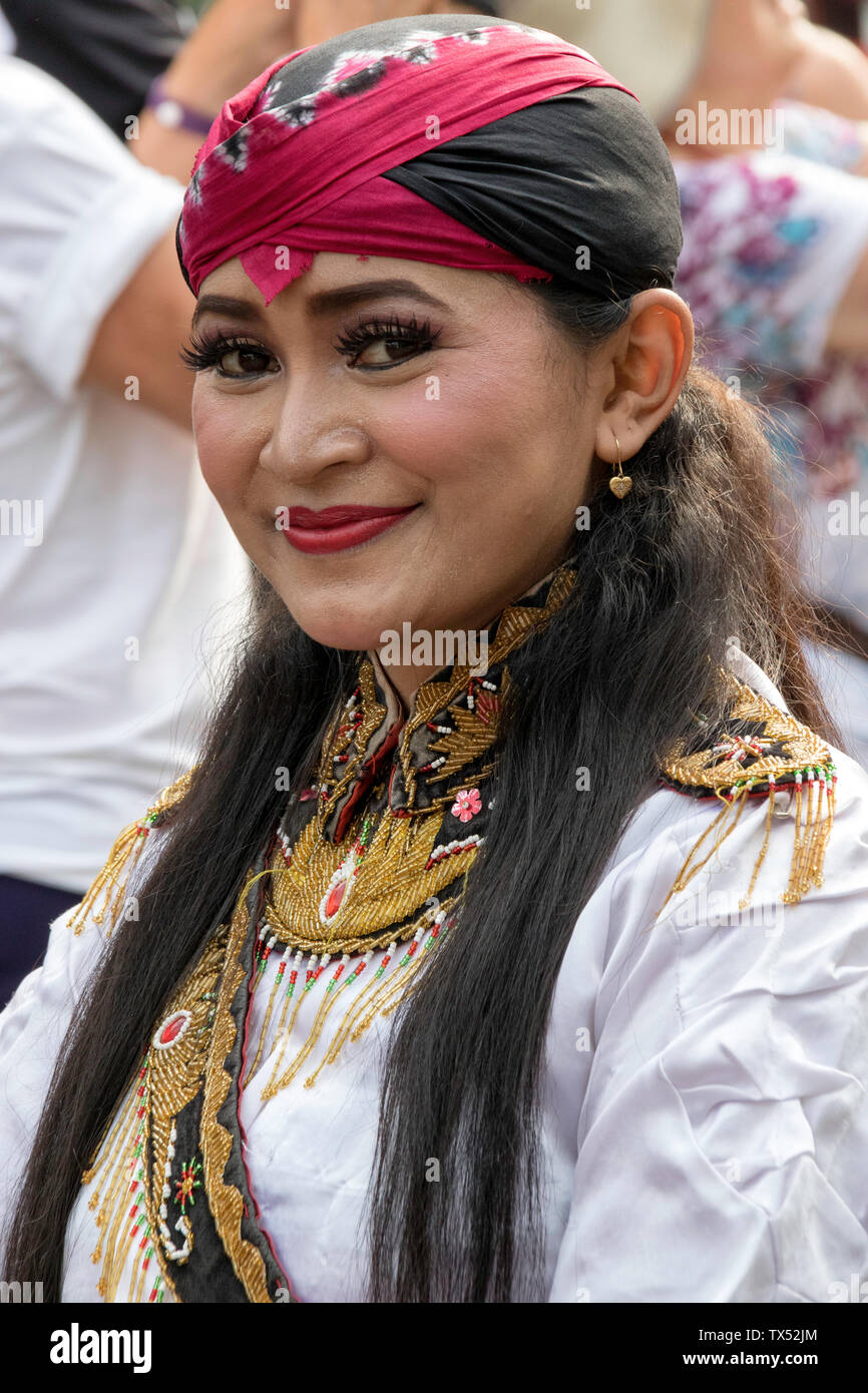 Surabayan danseur en robe d'hôtesse touristes traditionnel Indonésien Banque D'Images