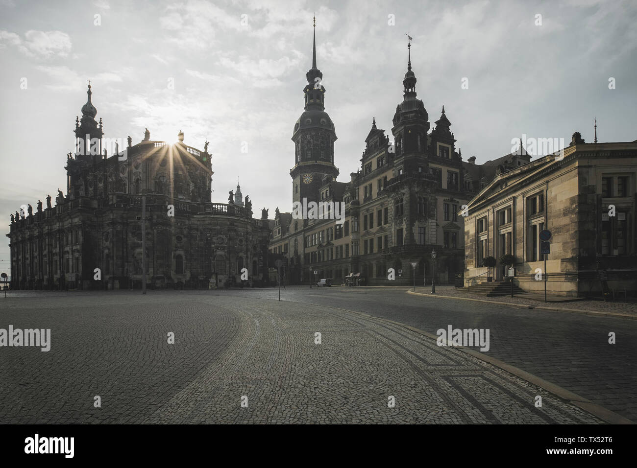 Allemagne, Saxe, Dresde, Place du Théâtre, du château de Dresde, la cathédrale de Dresde contre le soleil du matin Banque D'Images
