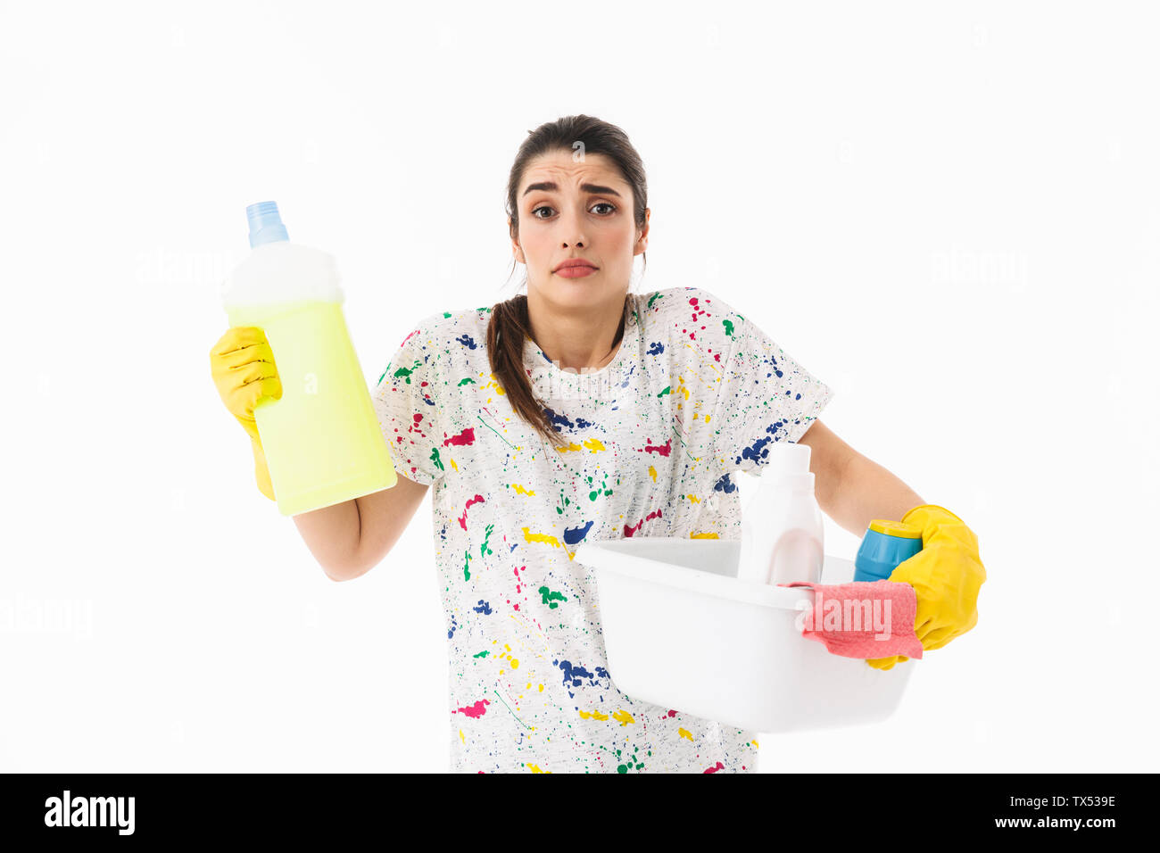 Jeune Femme Au Foyer Portant Des Gants En Caoutchouc Jaune Tenant Un Spray  Pour Nettoyer La Maison
