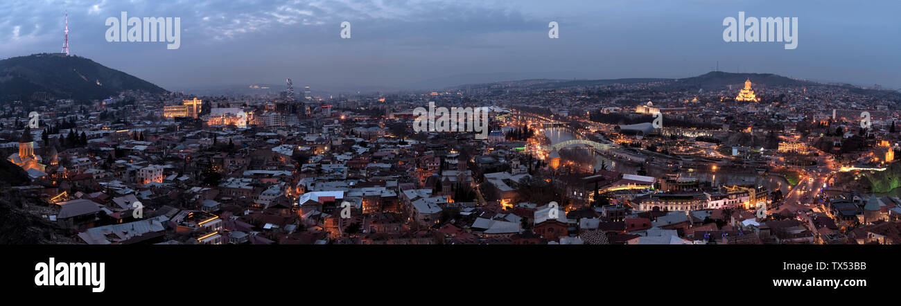 La Géorgie, Tbilissi, cityscape at Dusk Banque D'Images