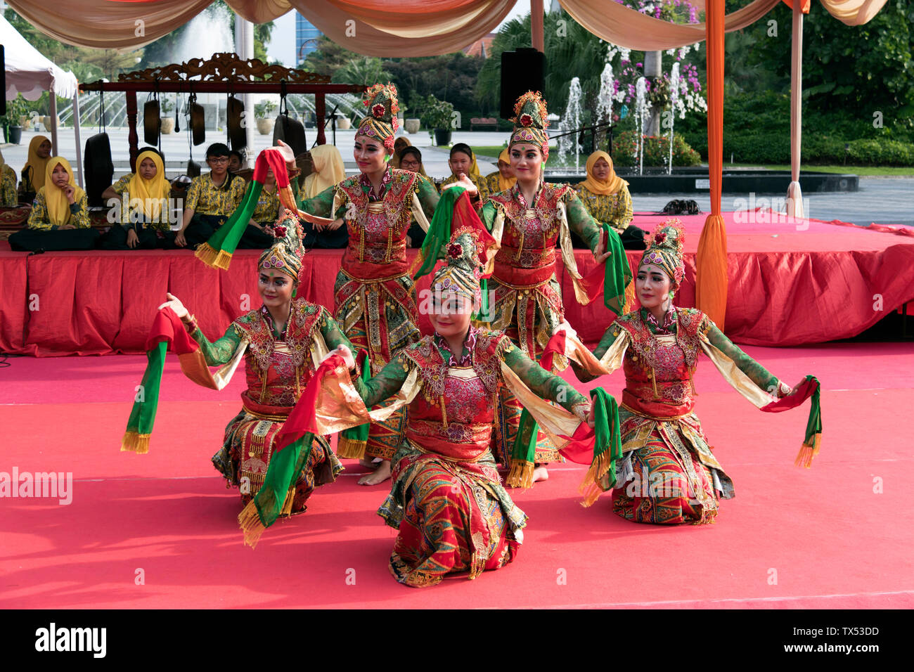 Des danseurs traditionnels Surabayan Banque D'Images