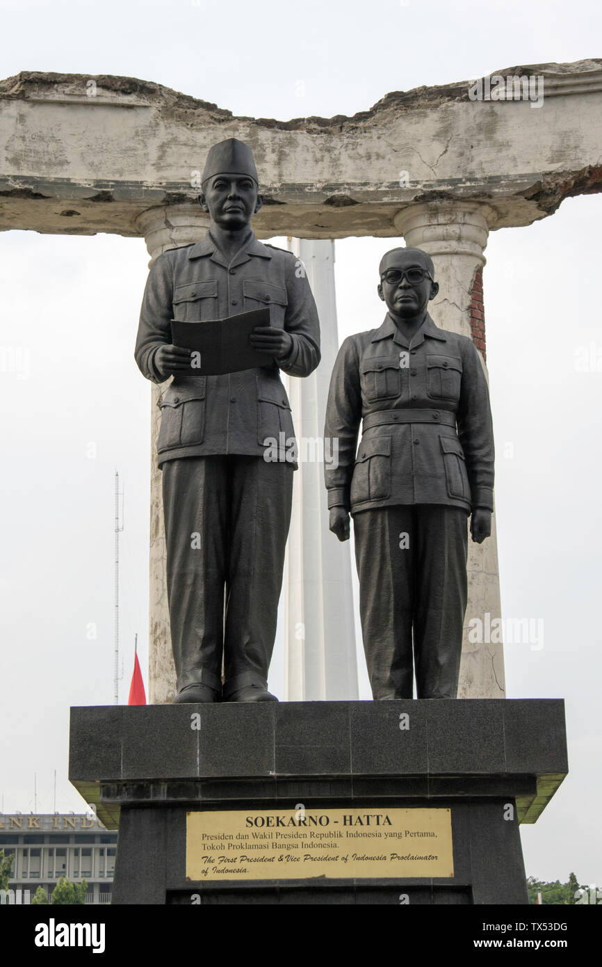 Des statues de Président et Vice-président Soekarno Hatta au Monument des Héros à Surabaya Banque D'Images