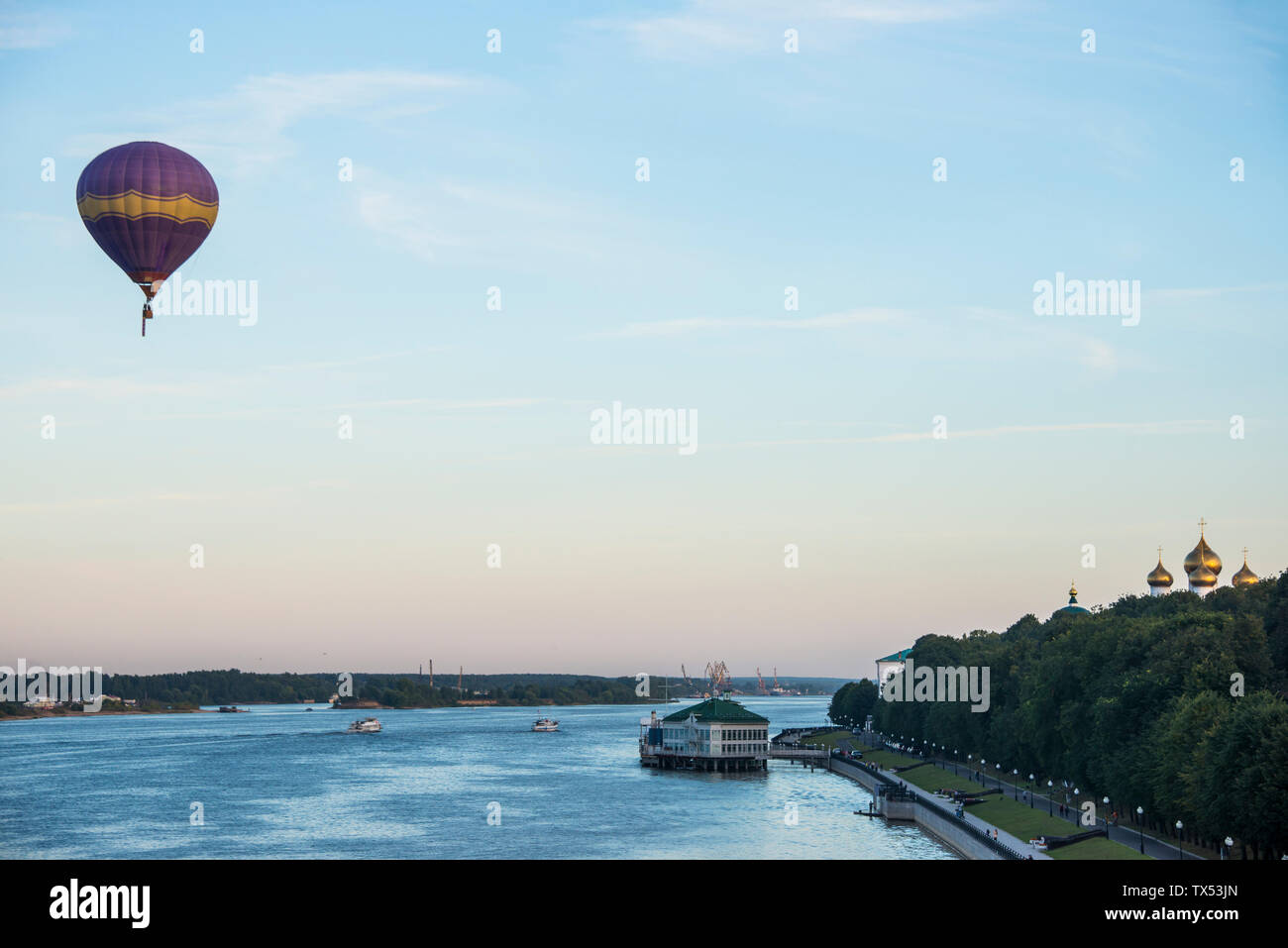 Hot air balloning au-dessus de la Volga dans le site du patrimoine mondial de l'anneau d'or, Iaroslavl, Russie Banque D'Images