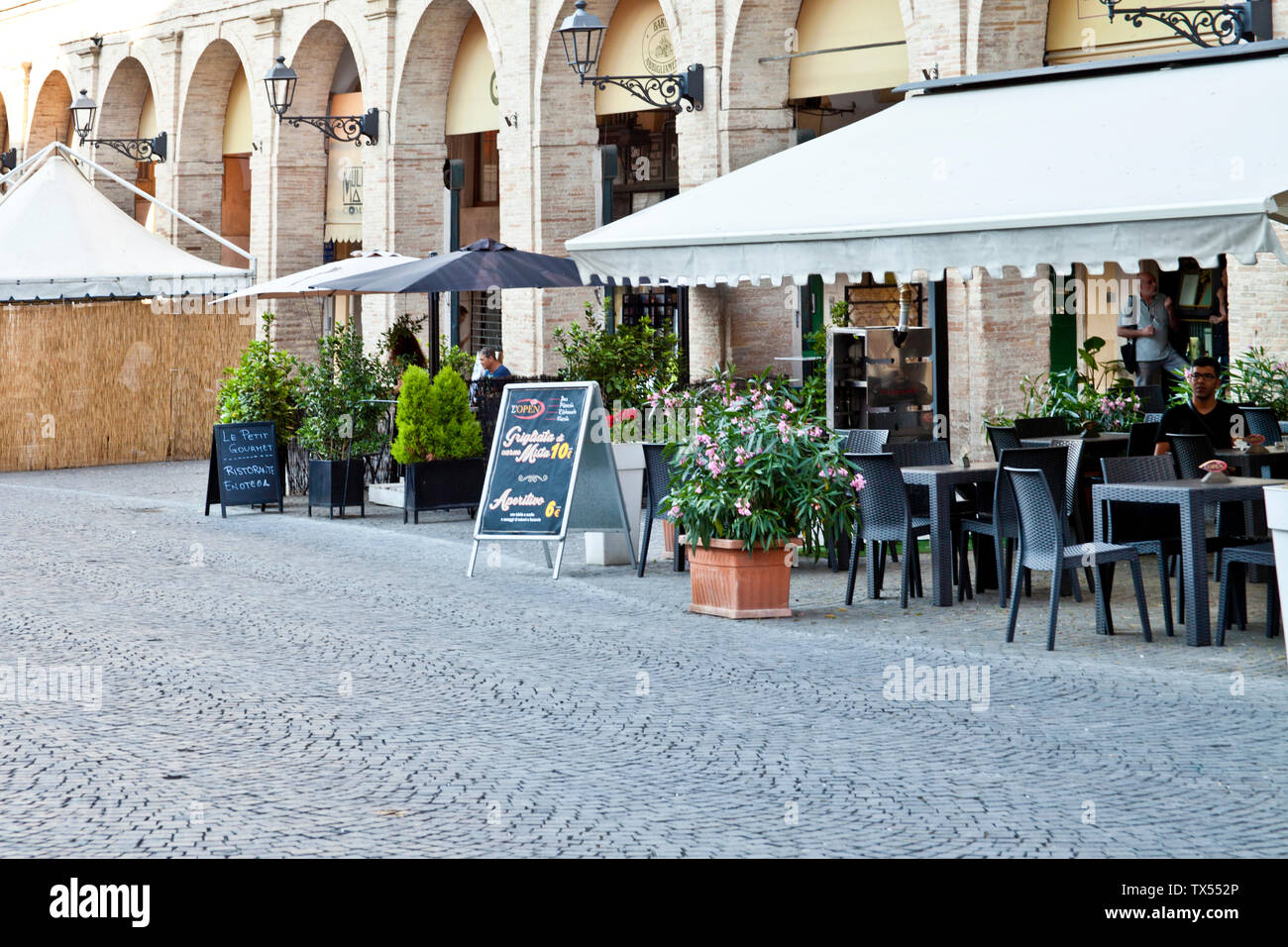 Fermo, Italie - le 23 juin 2019 : journée d'été et utdoor restaurant. Piazza del Popolo, Fermo, Italie Banque D'Images