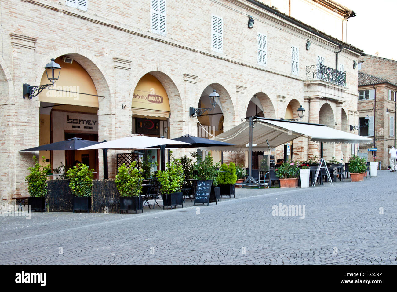Fermo, Italie - le 23 juin 2019 : journée d'été et utdoor restaurant. Piazza del Popolo, Fermo, Italie Banque D'Images