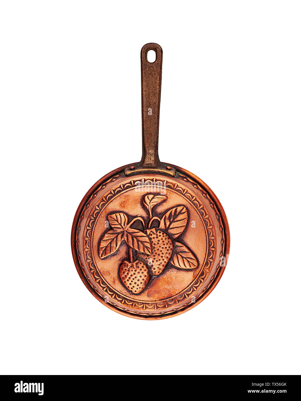 Vintage copper pan avec une poignée pour la pâtisserie gravé avec fraises isolé Banque D'Images