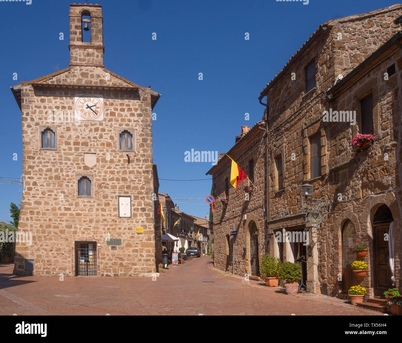 SOVANA, Toscane, Italie 16 juin 2019 : place de la vieille ville fondée à l'époque étrusque. Ici est le Palazzetto dell'Archivio ie l'hôtel de ville Banque D'Images