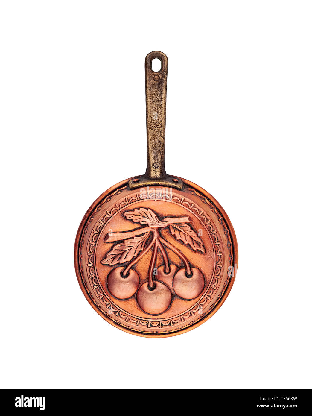 Vintage copper pan avec une poignée pour la cuisson de petits fruits cerise gravé isolé Banque D'Images