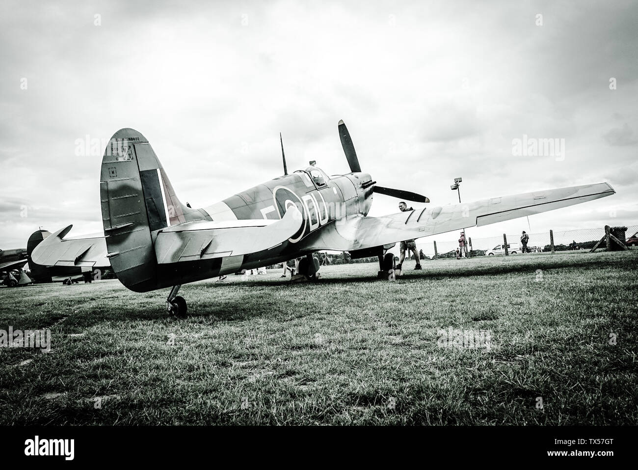 Spitfire Mk Vc AR501 appartenant à la Shuttleworth Trust sur la ligne de vol à son ancien directeur de base. Banque D'Images