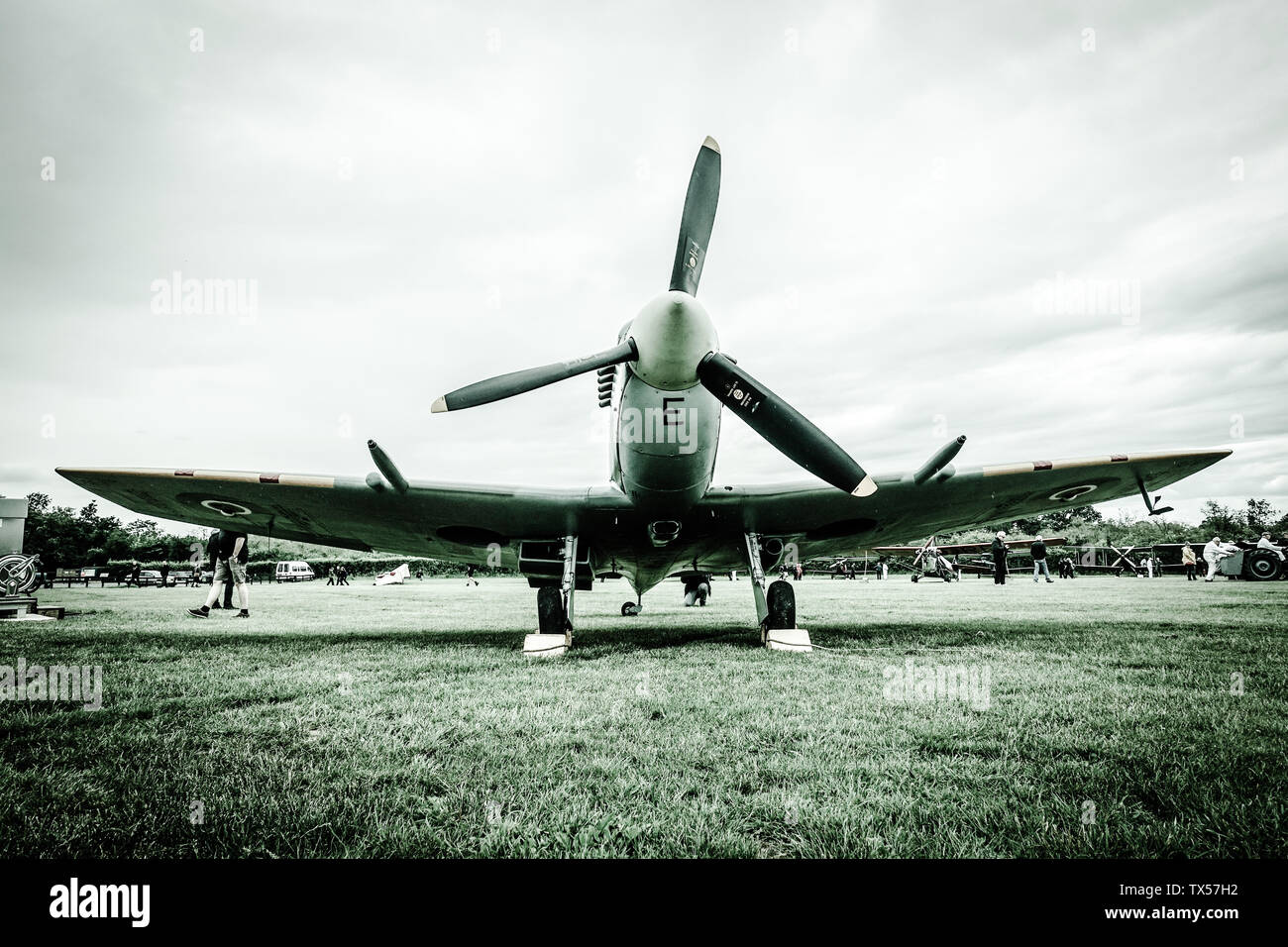 Spitfire Mk Vc AR501 appartenant à la Shuttleworth Trust sur la ligne de vol à son ancien directeur de base. Banque D'Images