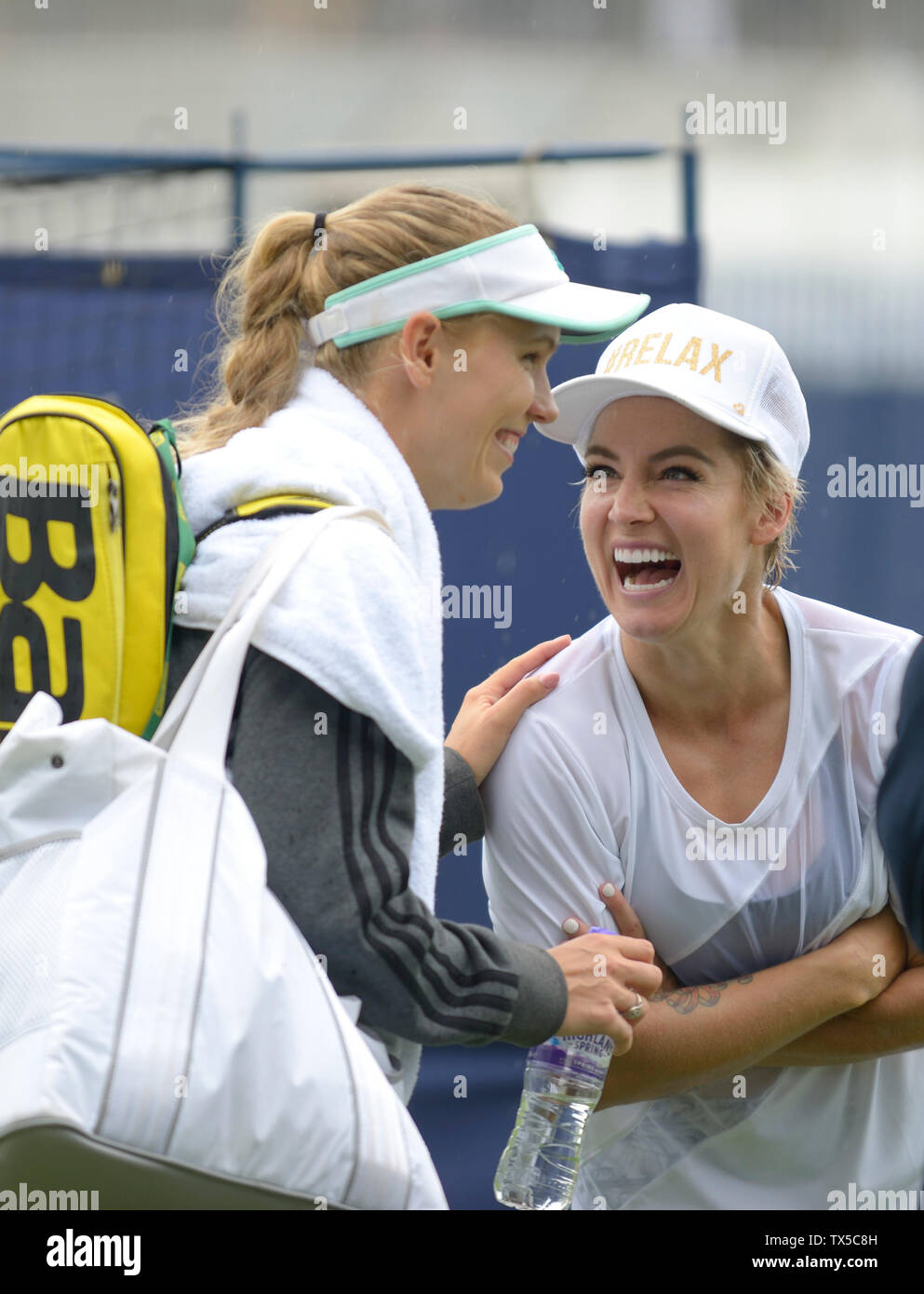 Champion en Caroline Wozniacki (Den) blagues avec Bethanie Mattek Sands (USA) sur la pratique en tant que tribunaux de la bruine cesse de jouer à Eastbourne, Royaume-Uni. 24 Jun 2019. Nature Valley International tennis dans le Devonshire Park. Banque D'Images