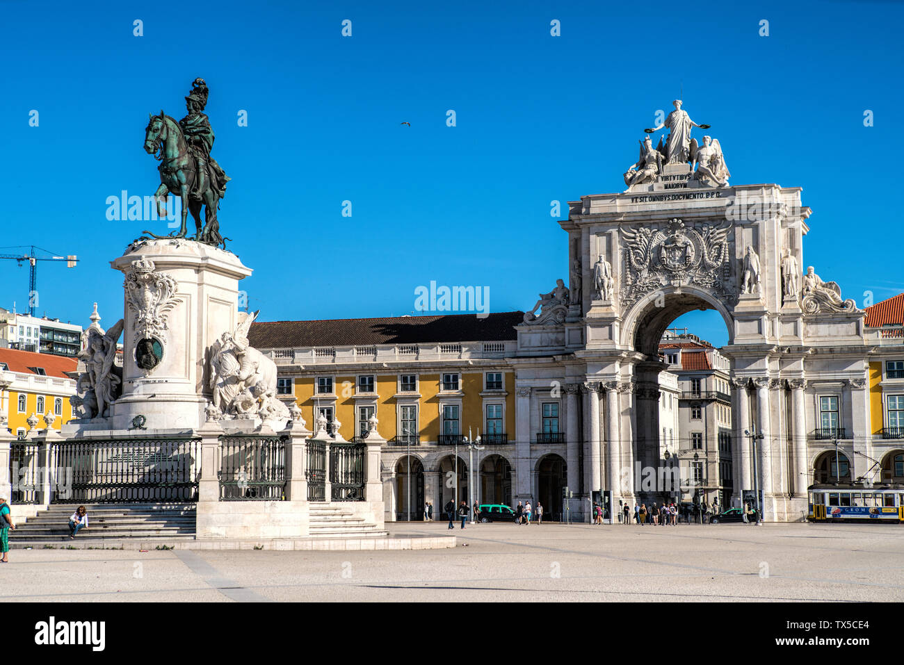 Place du Commerce (Praça do Comercio), Arc de Triomphe (Arco da Rua Augusta) et la Statue de Jose je à Lisbonne, Portugal. Pas de centre-ville populaire Banque D'Images