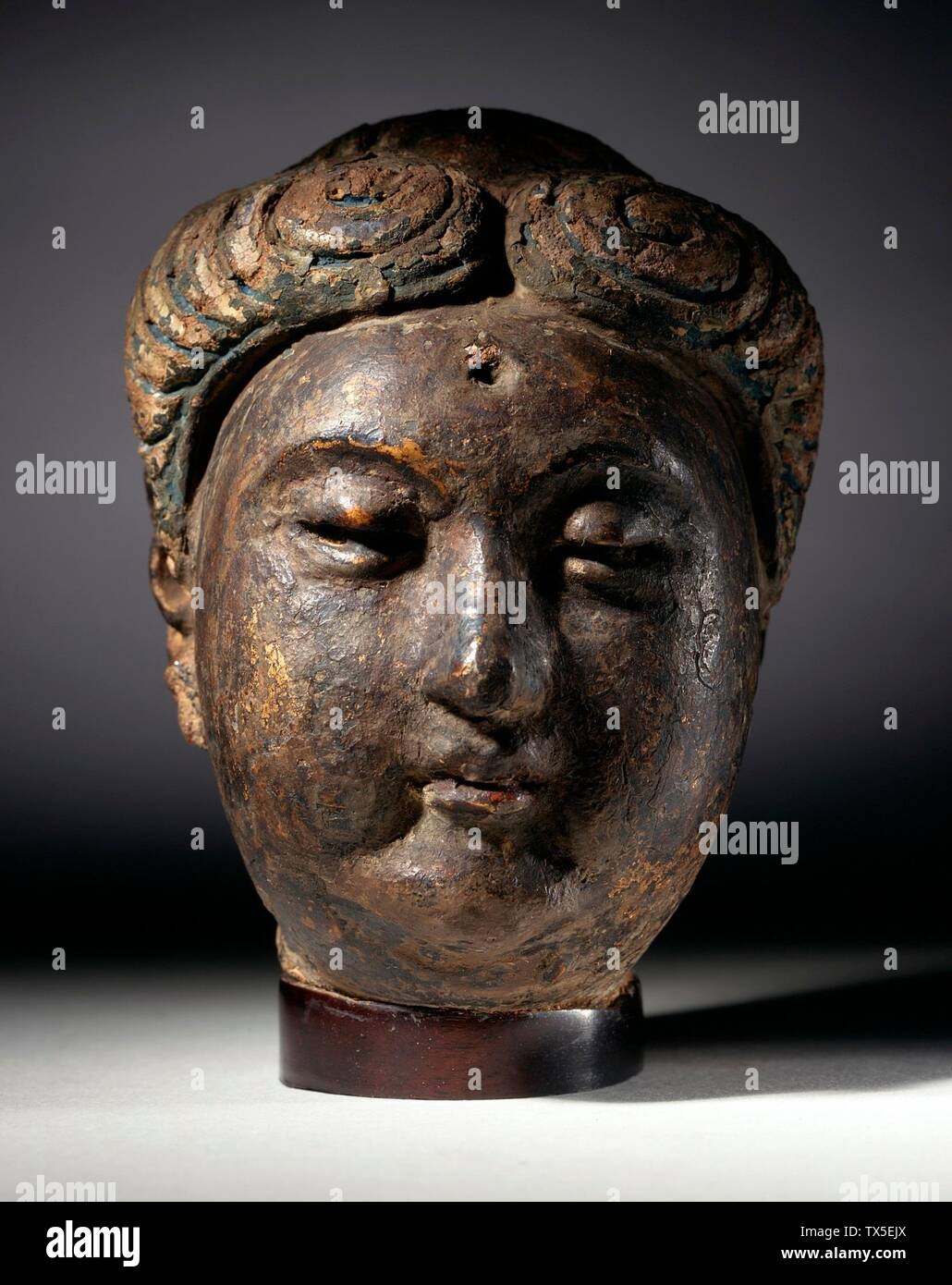 Chef d'un Bouddha (Fotuo); Chine, dynastie Tang tardif, environ 800-906  Sculpture Modélisée et sculptée d'argile sur armature métallique succession  de Charles K. Feldman (M.90.15) Art chinois; entre environ 800 et environ  906