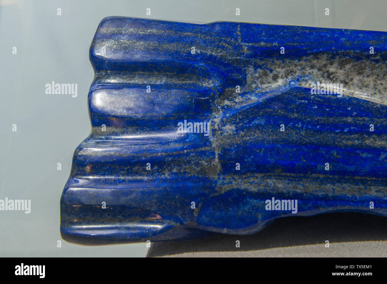 Un énorme le lapis-lazuli d'Afghanistan. Musée géologique de Chine. Banque D'Images