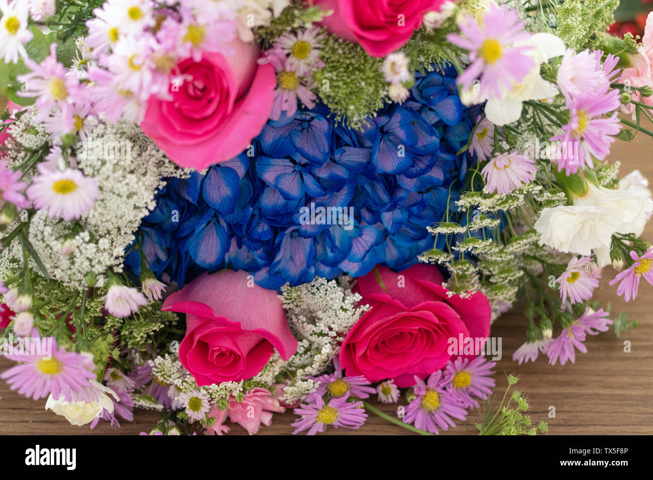 Arrangement de fleurs avec des roses, oeillets, hortensia bleu, snowflake, roses, œillets, hortensia bleu, snowflake Banque D'Images