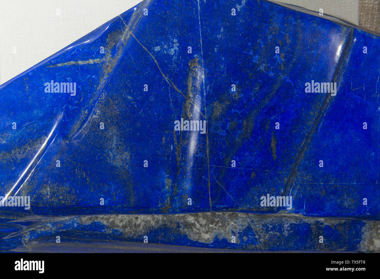 Détail d'un énorme le lapis-lazuli d'Afghanistan. Musée géologique de Chine. Banque D'Images