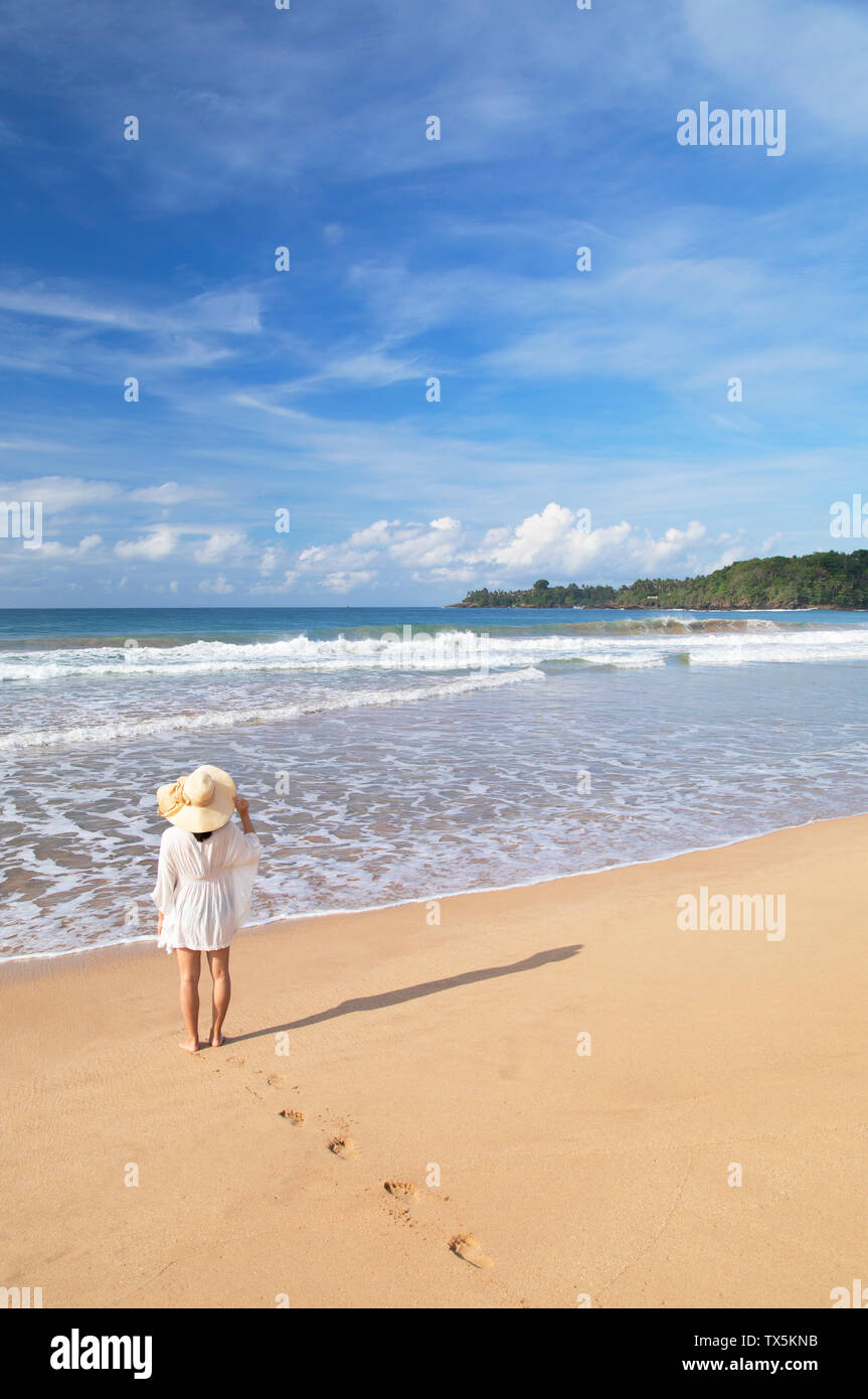 Femme sur la plage Talalla, Province du Sud, Sri Lanka Banque D'Images