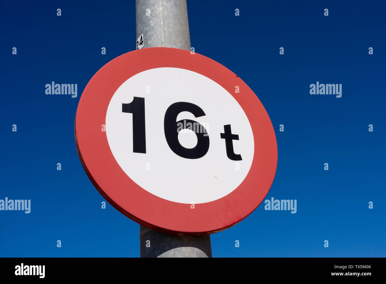 Limite de poids 16t road sign in Sucina, Murcia, Espagne, Europe. Panneau d'interdiction, les véhicules de plus de 16 tonnes d'interdiction, d'interdit. Cercle rouge obligatoire Banque D'Images