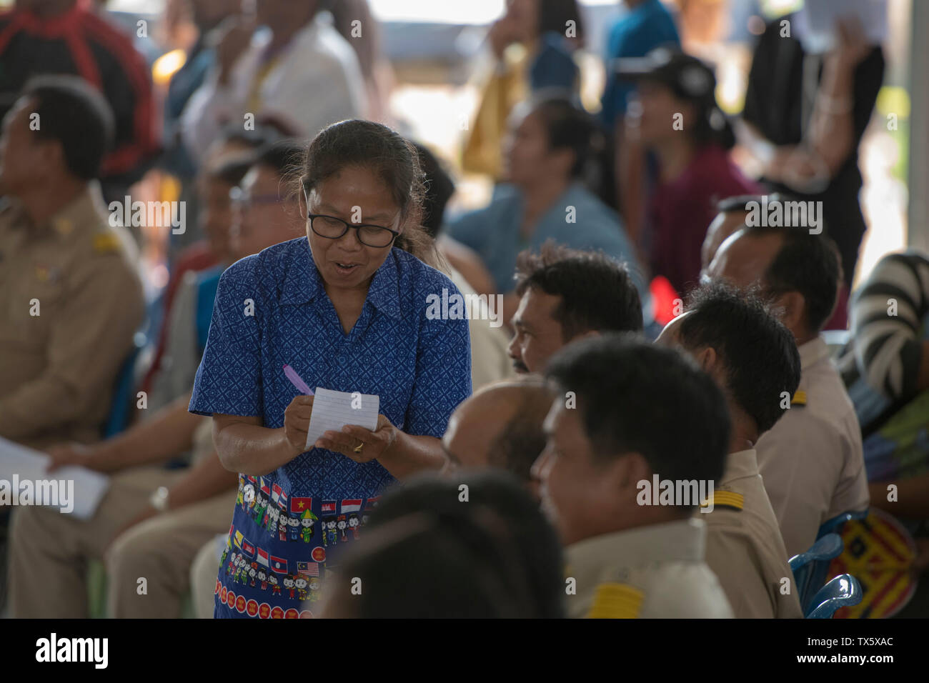 Femme thaïlandaise dans la foule Banque D'Images