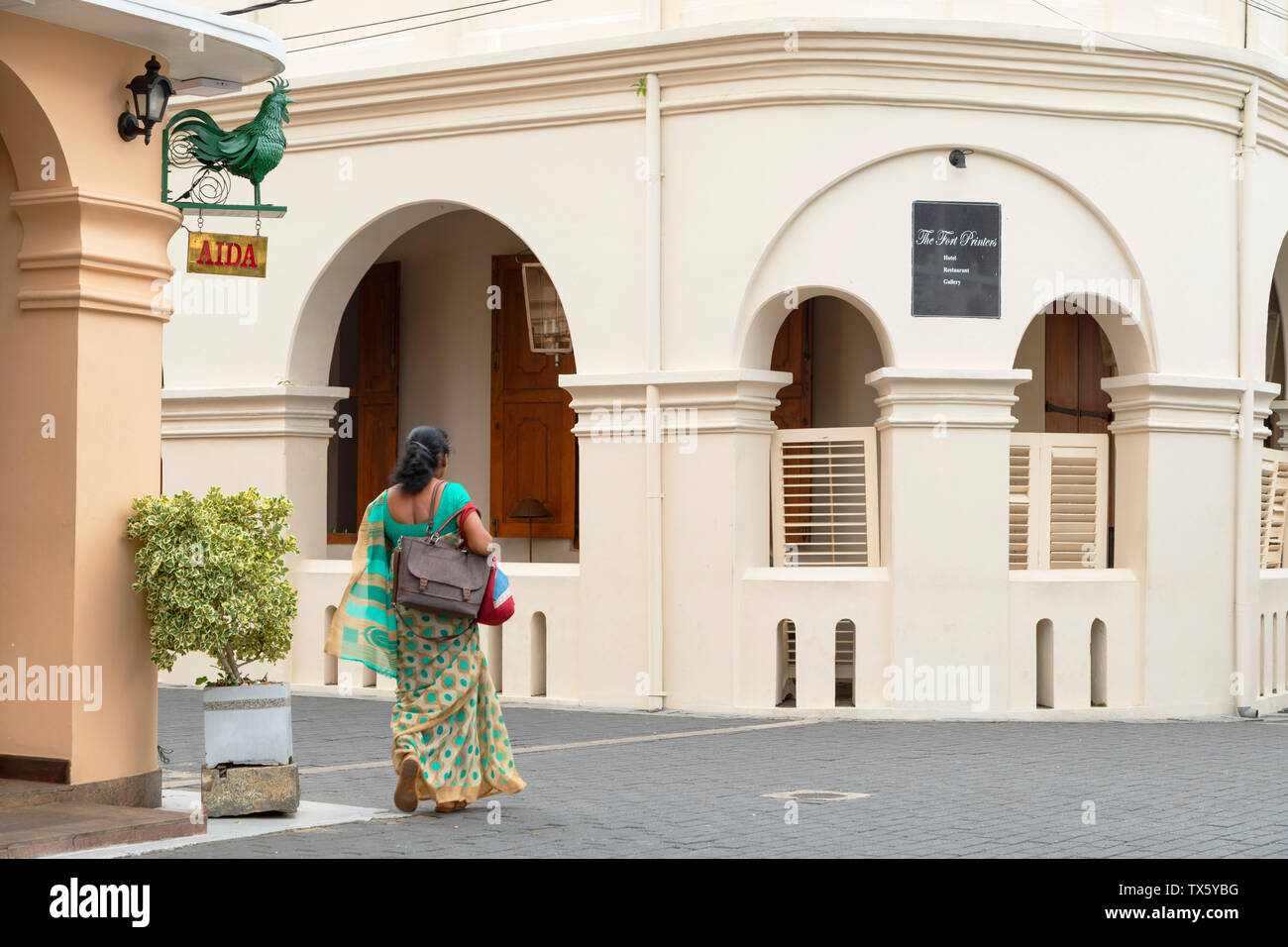 Femme marche devant l'hôtel, Galle Fort Printers, Province du Sud, Sri Lanka Banque D'Images