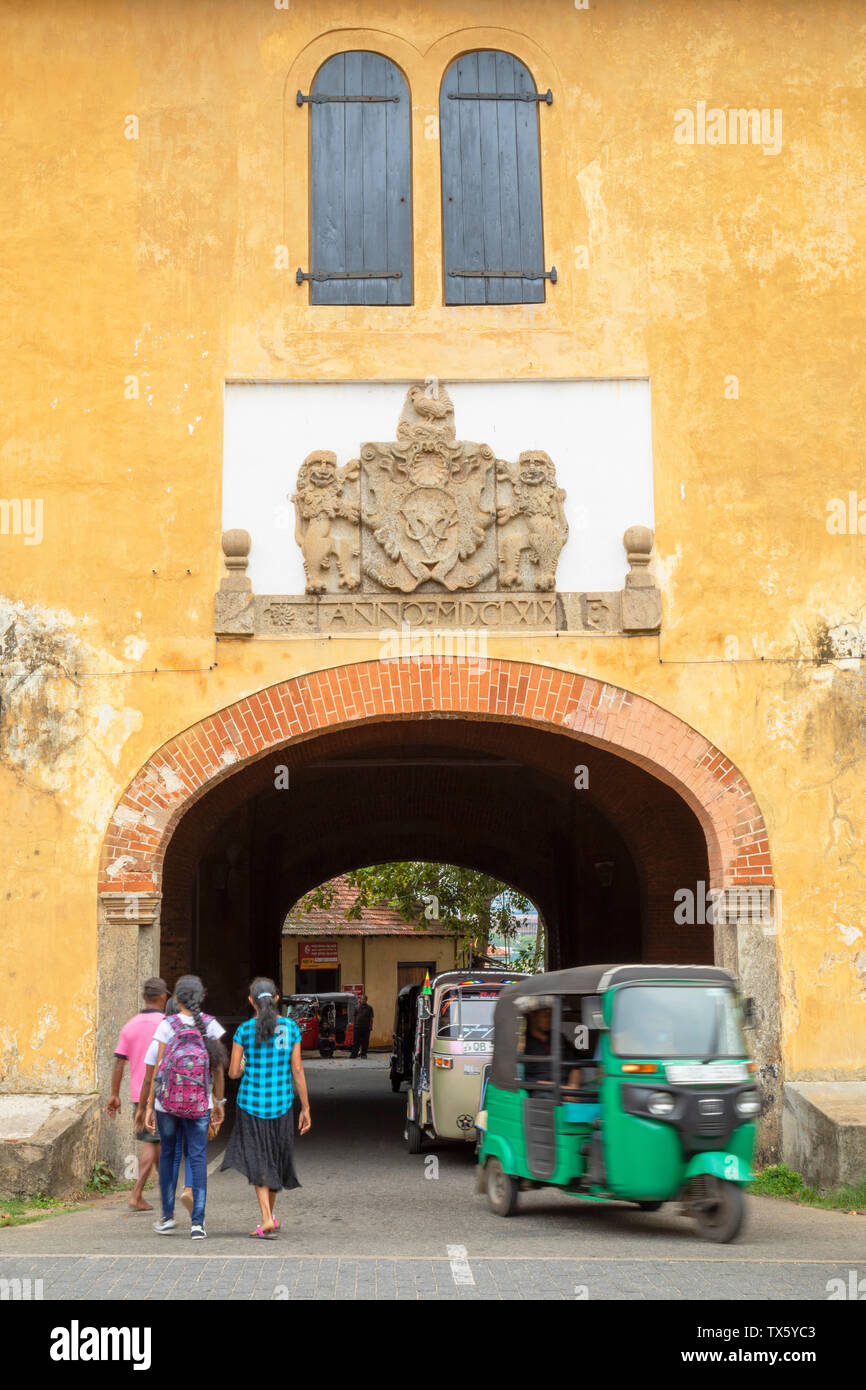 Tuk Tuks à l'ancienne Porte, Galle, Province du Sud, Sri Lanka Banque D'Images