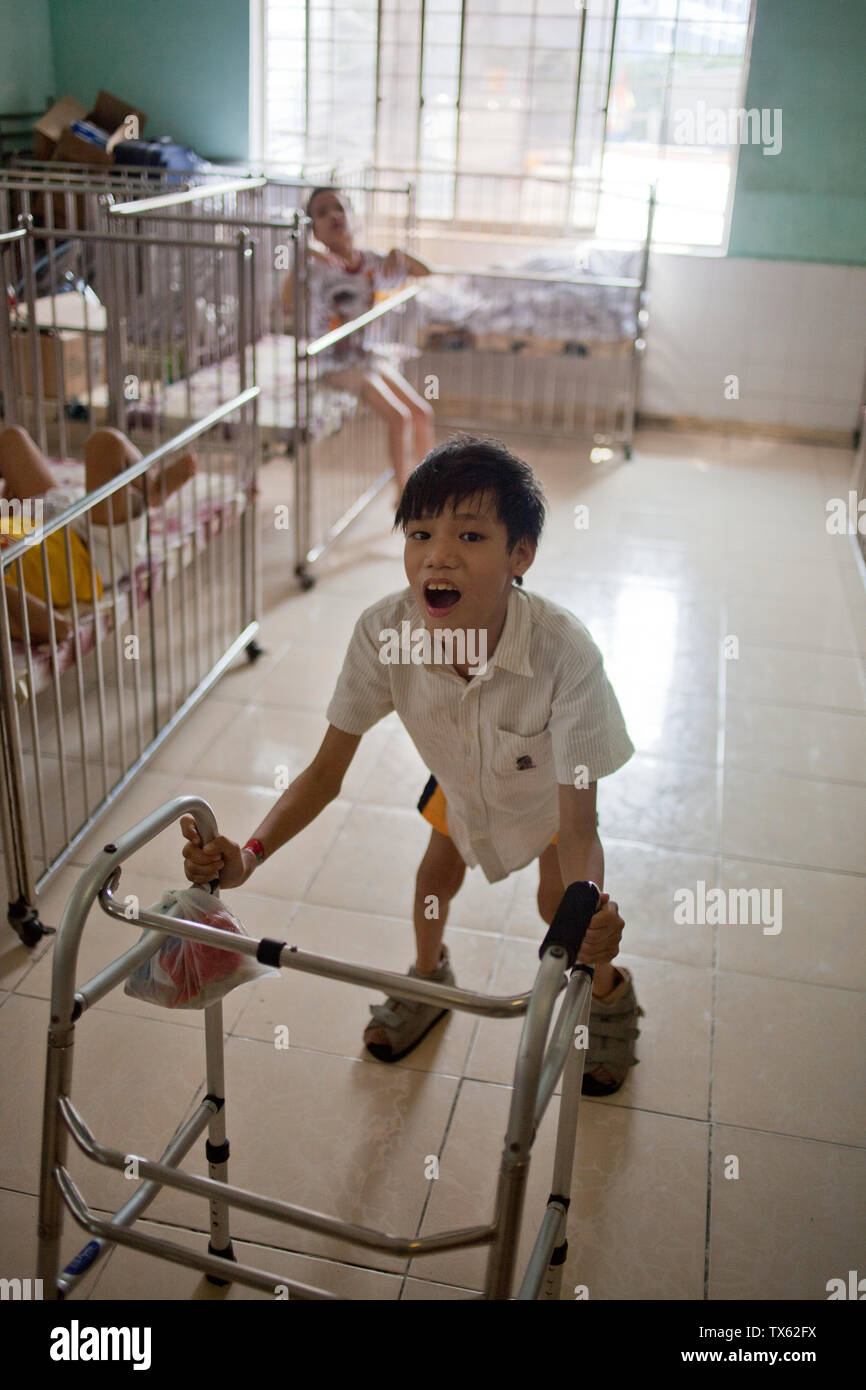 Enfant ayant des besoins spciaux dans un orphelinat dans un hpital en  Asie, d'Asie, Vietnam, Saigon, Ho Chi Minh City Photo Stock - Alamy