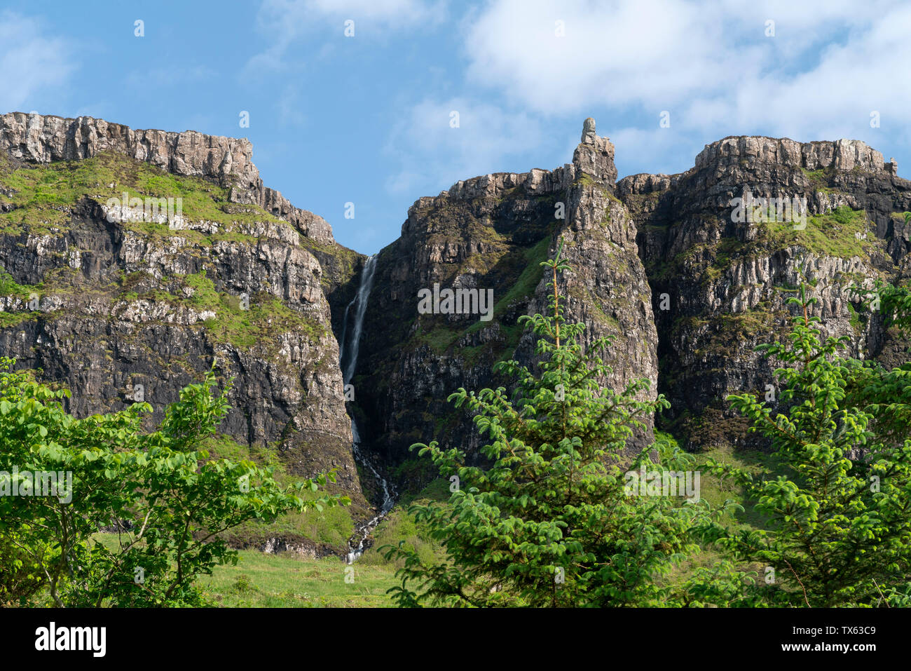 Cliff pinacles et une brûlure dans le plein débit à Cleadale, l'île de Eigg, petites îles, en Écosse. Banque D'Images