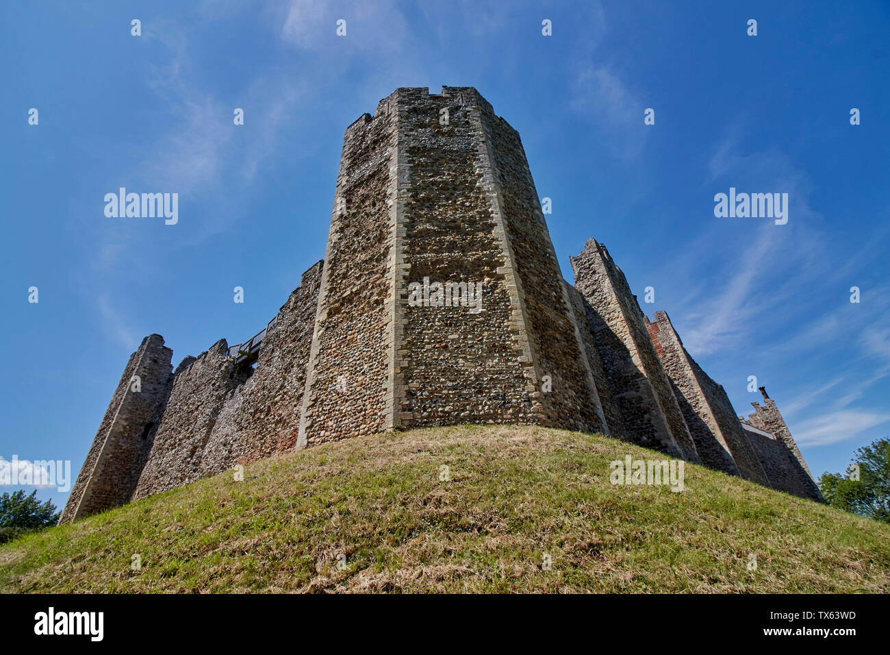 Une vue sur les murs du château de Domfront Banque D'Images