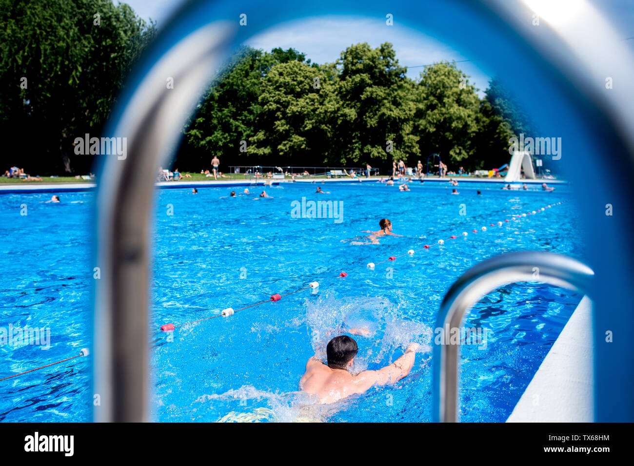 Hanovre, Allemagne. 24 Juin, 2019. Visiteurs nager sous le soleil dans une piscine dans le Kleefelder mauvais. Credit : Hauke-Christian Dittrich/dpa/Alamy Live News Banque D'Images