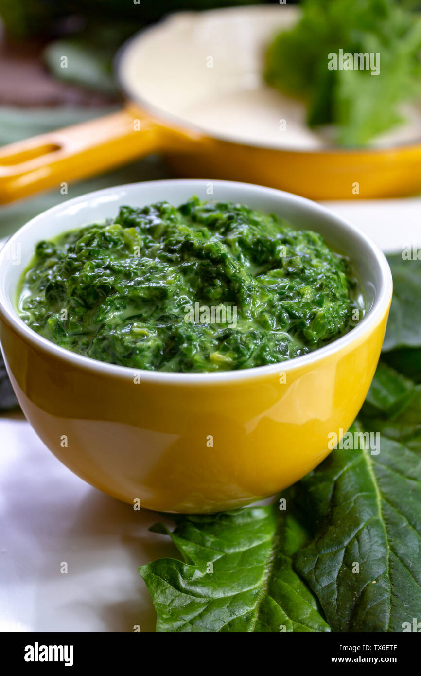 L'alimentation végétarienne ou végétalienne saine, épinards verts cuits avec de la crème, ingrédient de nombreux plats comme des pâtes ou de la soupe close up Banque D'Images