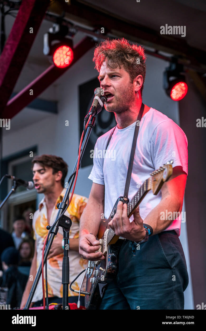 Rock Band de l'argent pour vivre Melbourne aus corde beim Orange Blossom Festival spécial, Beverungen, Ostwestfalen, Deutschland | Rock Band de l'argent pour corde f Banque D'Images