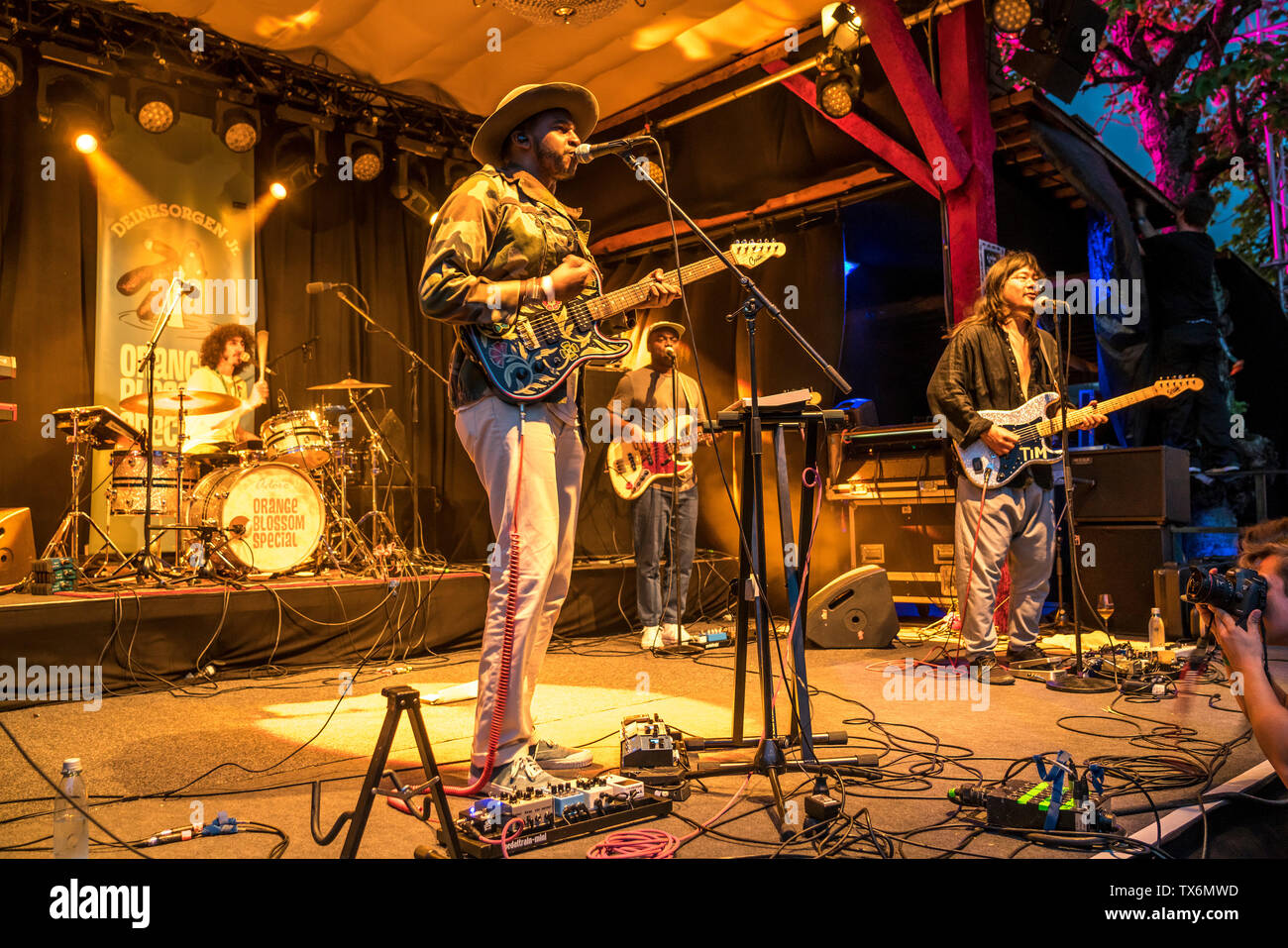 Le Sudanese-American Sinkane musicien et Band live au Orange Blossom Festival spécial, Beverungen, East-du-Nord - Westphalie, Allemagne Banque D'Images