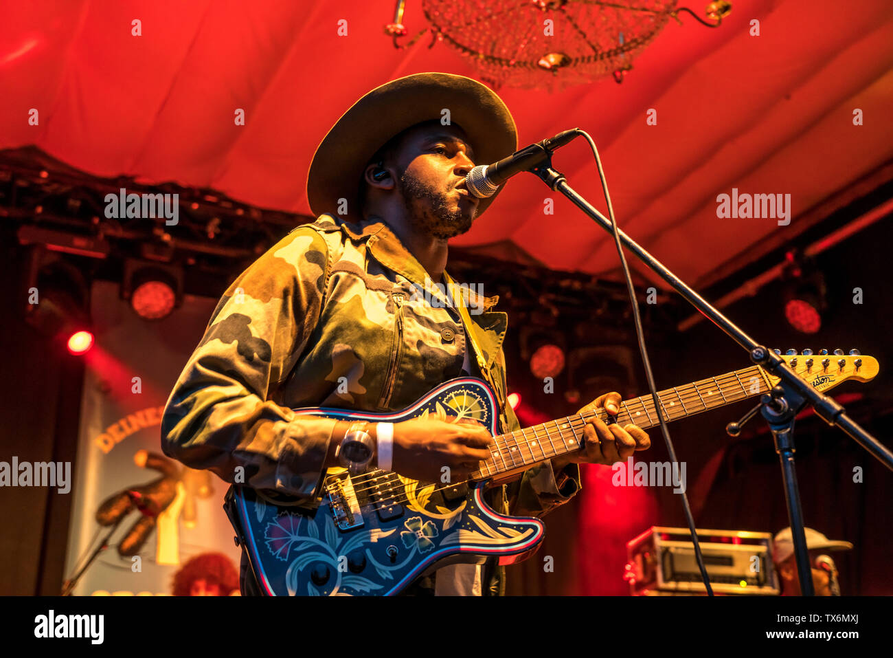 Le Sudanese-American Sinkane musicien et Band live au Orange Blossom Festival spécial, Beverungen, East-du-Nord - Westphalie, Allemagne Banque D'Images