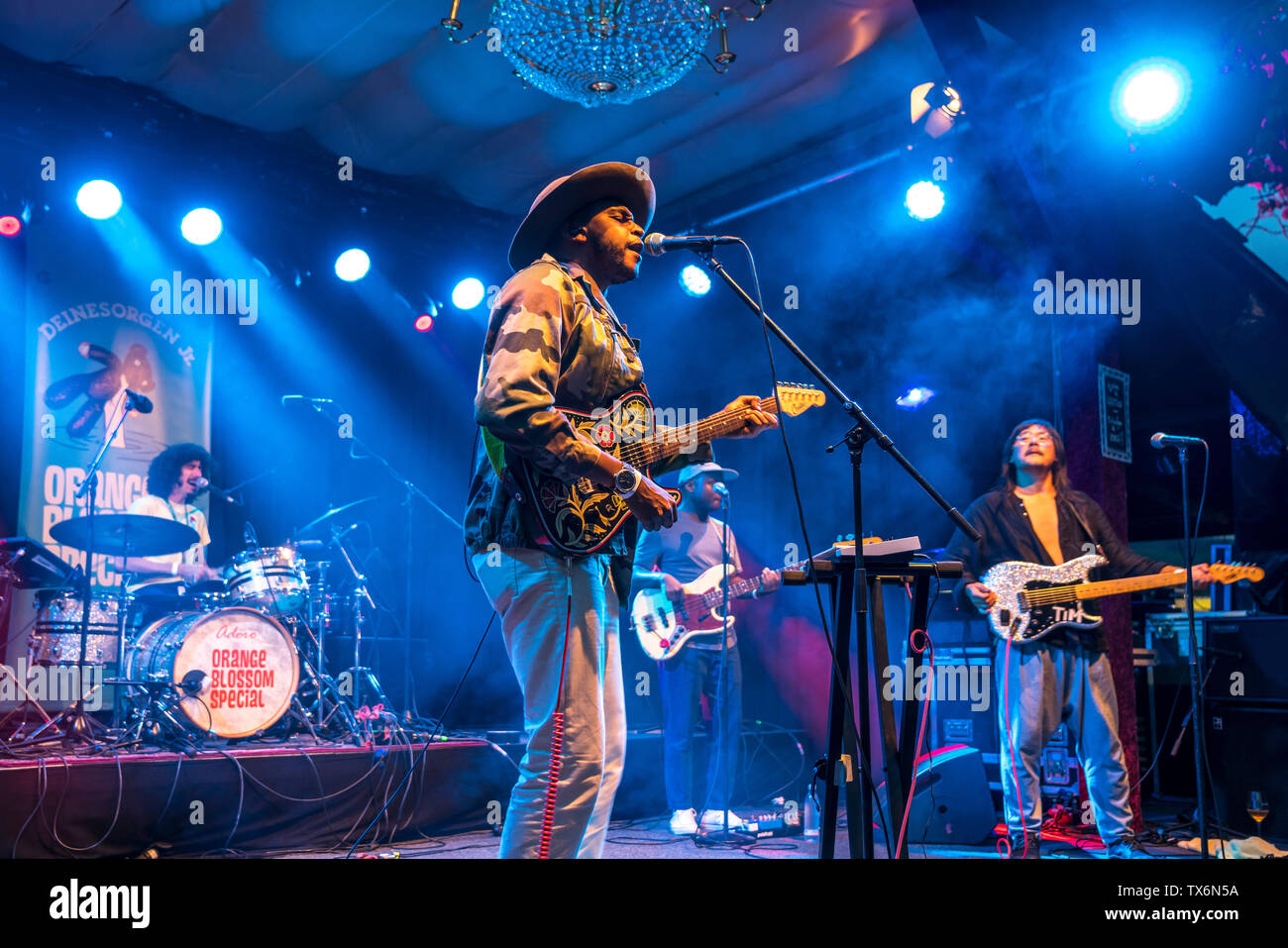 Le Sudanese-American Sinkane musicien et Band live au Orange Blossom Festival spécial, Beverungen, East-du-Nord - Westphalie, Allemagne Banque D'Images