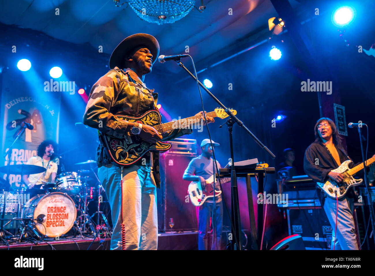 Le Sudanese-American Sinkane musicien et Band live au Orange Blossom Festival spécial, Beverungen, East-du-Nord - Westphalie, Allemagne Banque D'Images