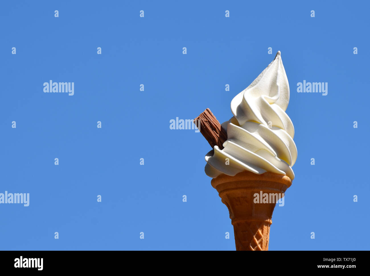 Fouet Doux crème glacée à la vanille dans un cône de flocons de chocolat Banque D'Images