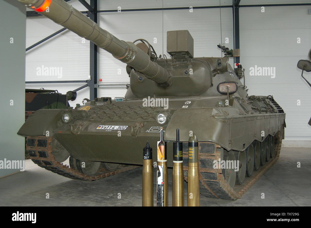 Mittlerer Kampfpanzer Leopard I A2 A1 Besatzung: 4 Soldaten Gewicht: 42,4  Tonnen Motorleistung: 610 kW (830 PS) Bewaffnung: 1 Bordkanone 105 mm L/51,  Blenden U. Flieger-Abw-MG, Kaliber: 7,62 mm x 51 Besonderheiten: