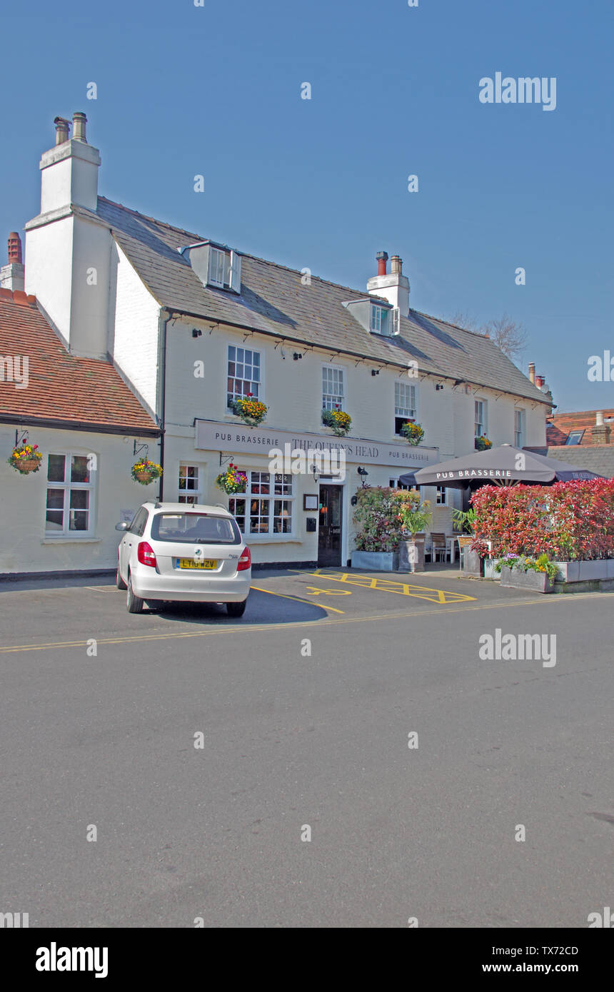 Le Queens Head Pub Weybridge, Surrey Banque D'Images