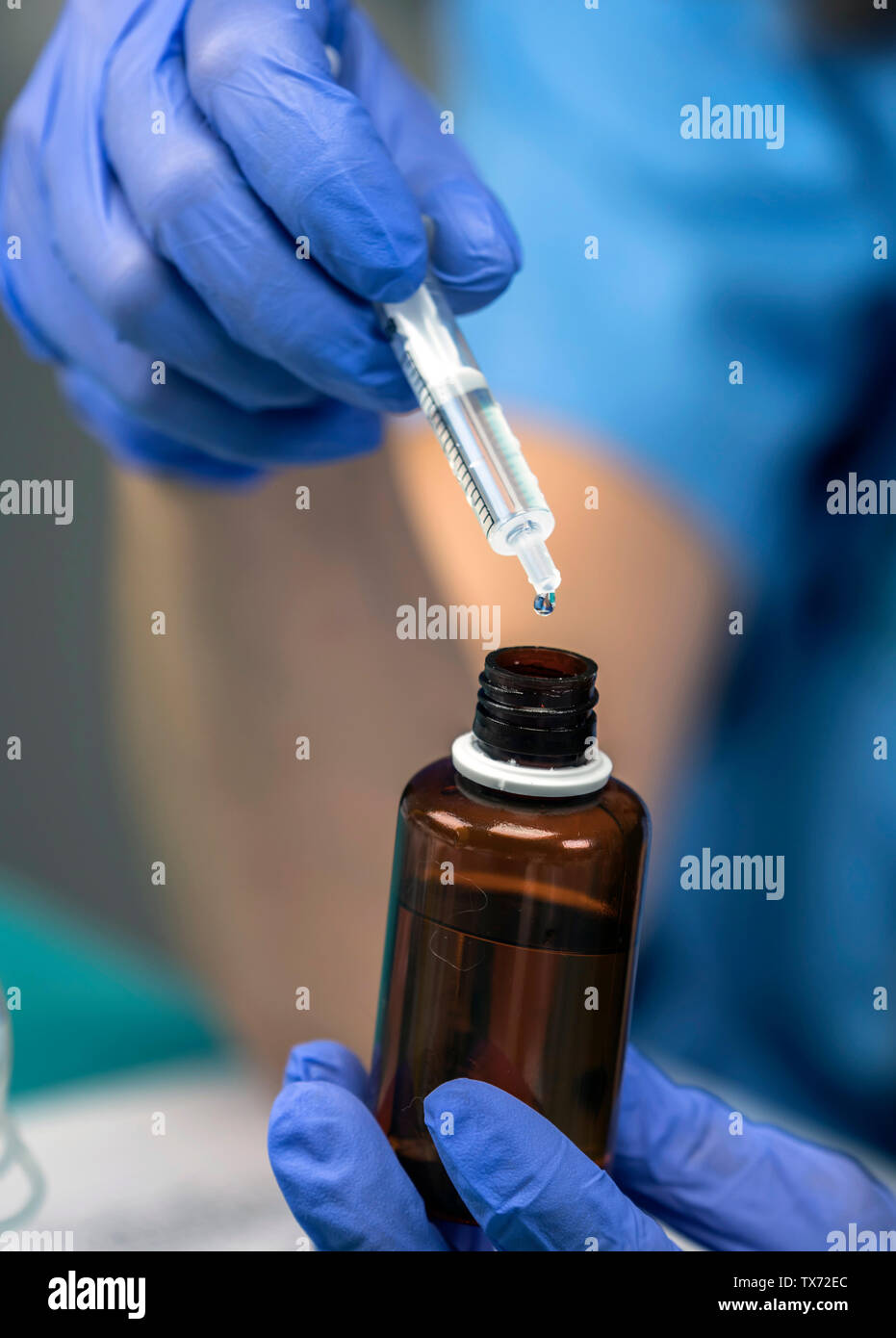 Fournitures de médicaments compte-gouttes infirmière dans un hôpital, conceptual image Banque D'Images