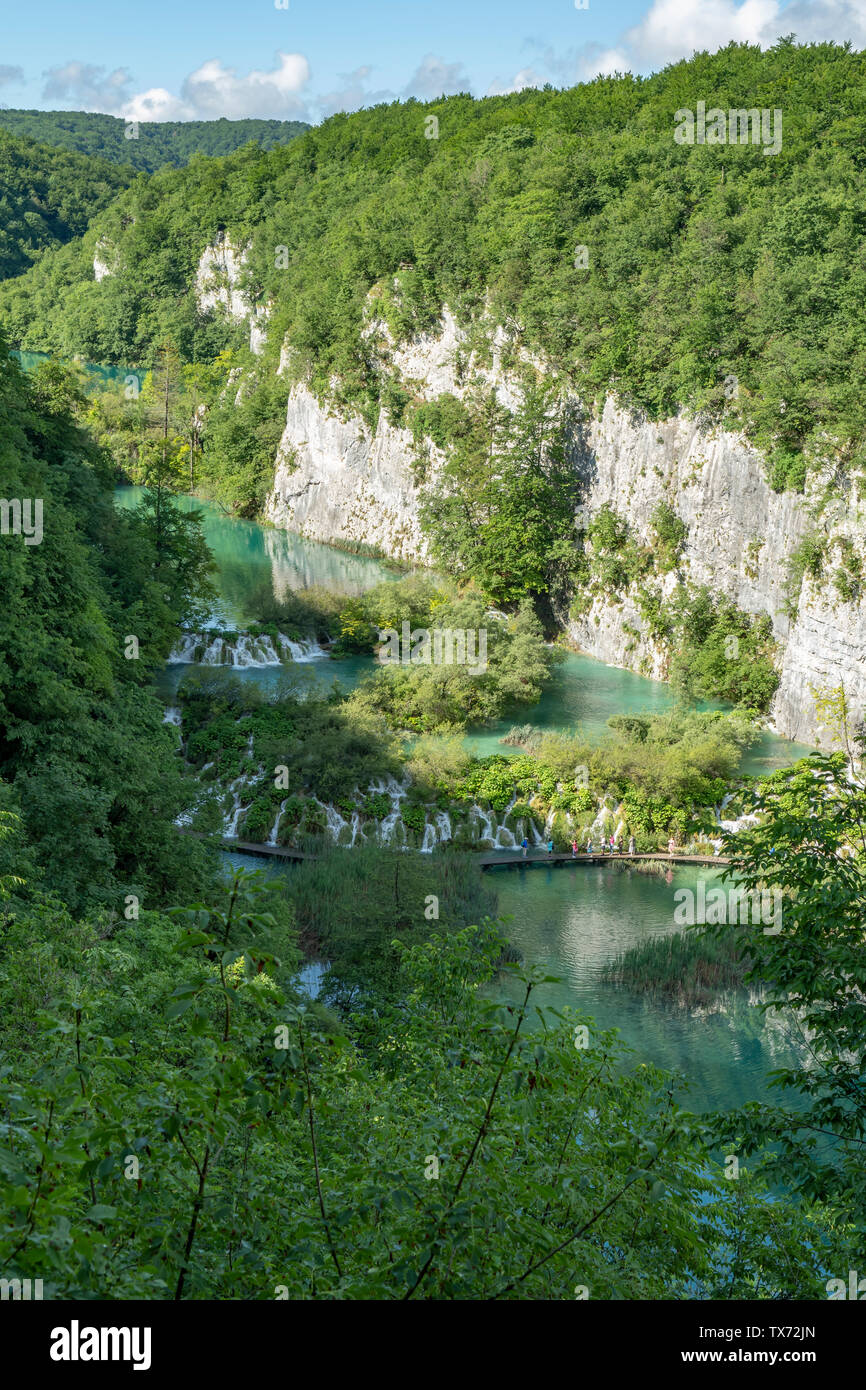 Chutes d'eau à Kaludurovac Lake, les lacs de Plitvice NP, Croatie Banque D'Images